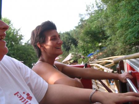 Magali pendant une attraction